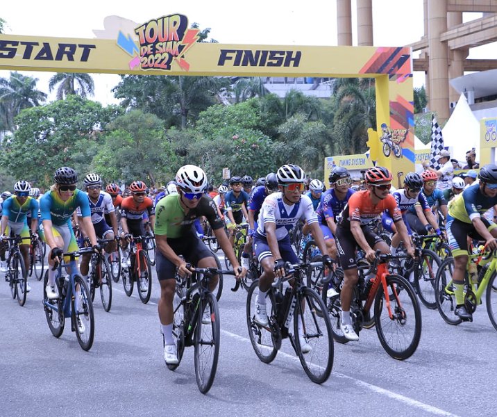 Para pembalap sepeda Tour de Siak saat memulai balapan etape III di Pekanbaru, Minggu (4/12/2022). Foto: Istimewa.