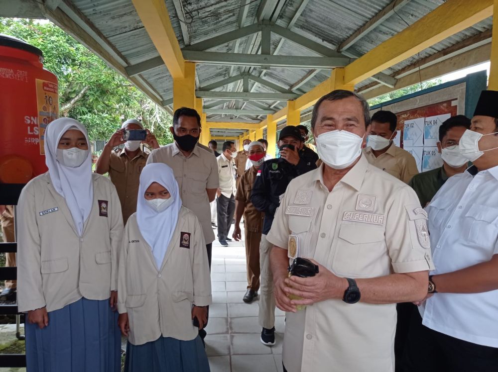 Gubri Syamsuar saat tinjau sekolah belum lama ini