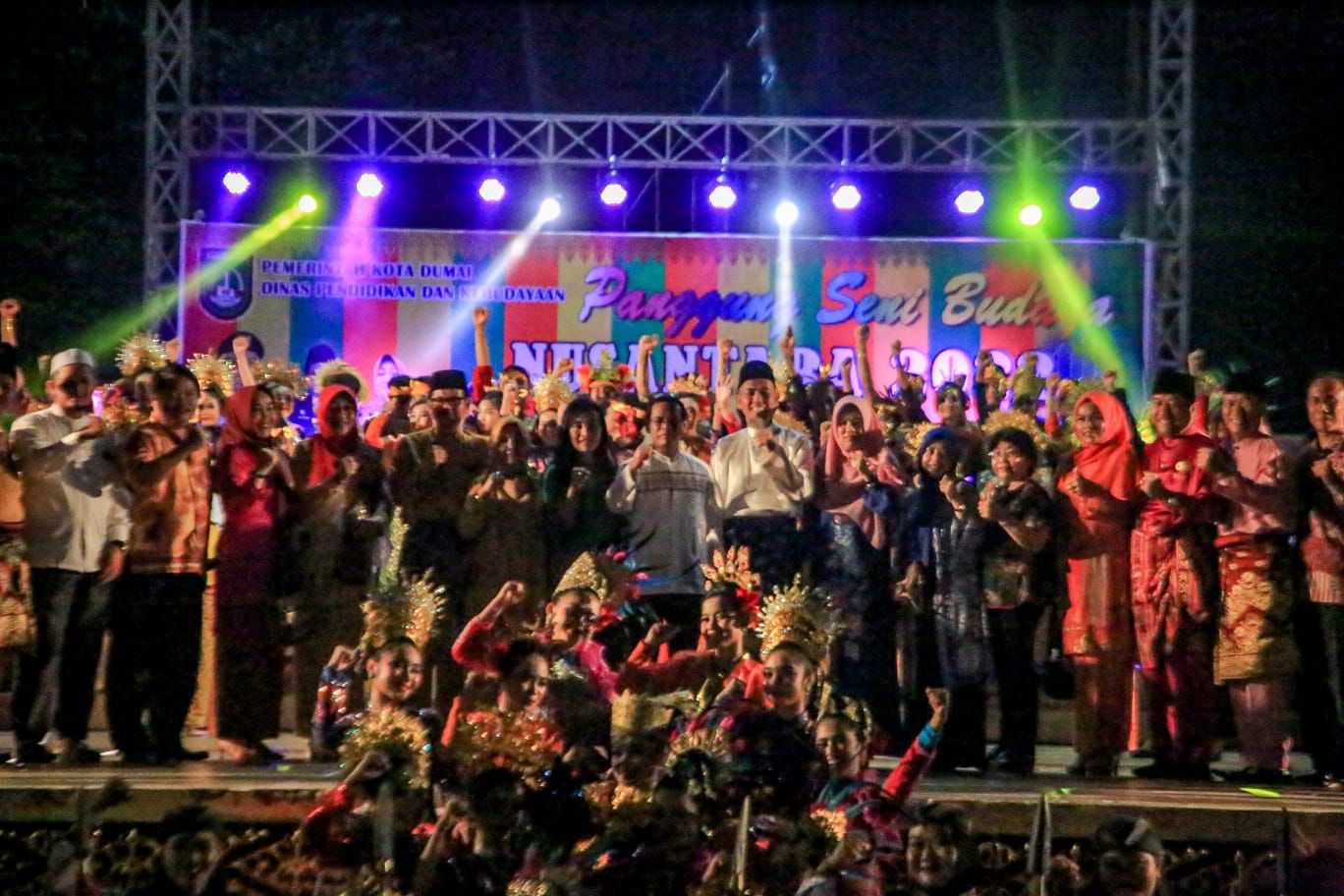 Wako Paisal bersama peserta pagelaran seni