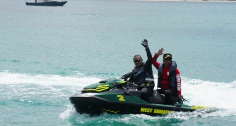 Wakil Gubernur Sumatera Barat (Sumbar) Audy Joinaldy kendarai jetski