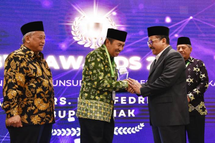 Gubri Syamuar terima penghargaan