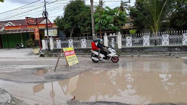 Jalan rusak di Pekanbaru