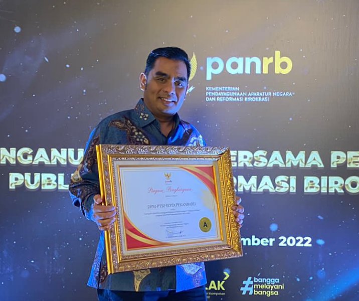 Kepala DPMPTSP Pekanbaru Akmal Khairi usai menerima penghargaan dari Kemenpan RB di Jakarta pada 6 Desember 2022. Foto: Istimewa.
