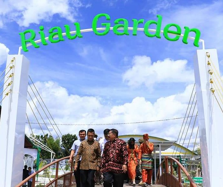 Pj Wali Kota Pekanbaru Muflihun saat meninjau kawasan Riau Garden di Kecamatan Binawidya, Sabtu (10/12/2022). Foto: Istimewa.