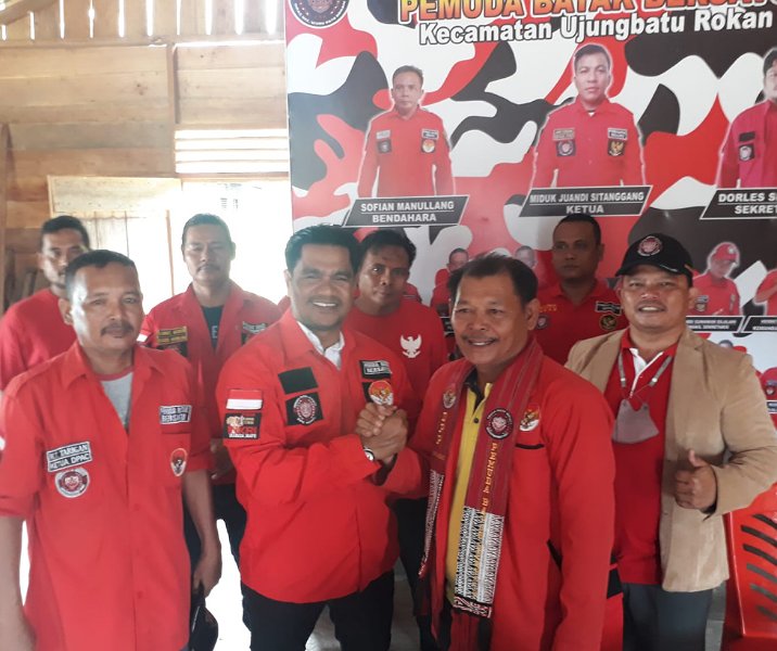 PS Panit 2 Sobud Ditintelkam Polda Riau Iptu Zulmaheri (mengenakan jas merah) bersalaman dengan Ketua DPC PBB Rohul Saripuddin Marbun usai acara silaturahmi, Jumat (9/12/2022). Foto: Istimewa.