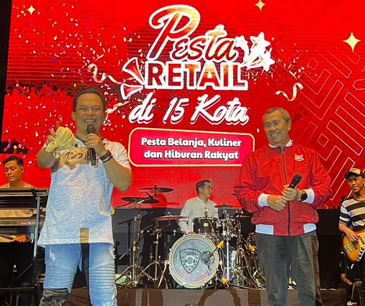 Gubri Syamsuar bersama Faank, vokalis Band Wali, di pentas Pesta Retail Tengah Sumatera, di Pekanbaru, Minggu (11/12/2022). Foto: Istimewa.