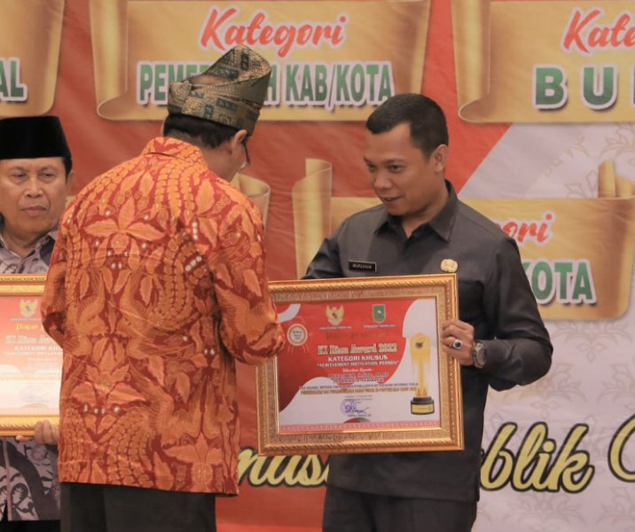 Pj Wali Kota Pekanbaru Muflihun menerima penghargaan KI Riau yang diserahkan langsung oleh Ketua KI Pusat Donny Yoesgiantoro di Hotel Mutiara Merdeka Pekanbaru, Senin (12/12/2022). Foto: Istimewa.