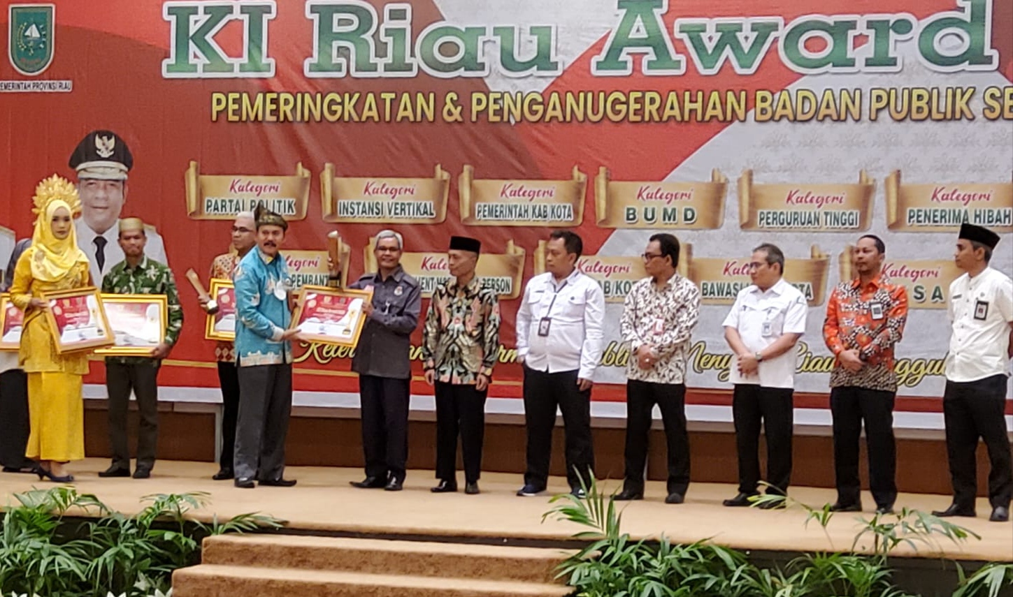 Saat penyerahan KI Award Riau 2022