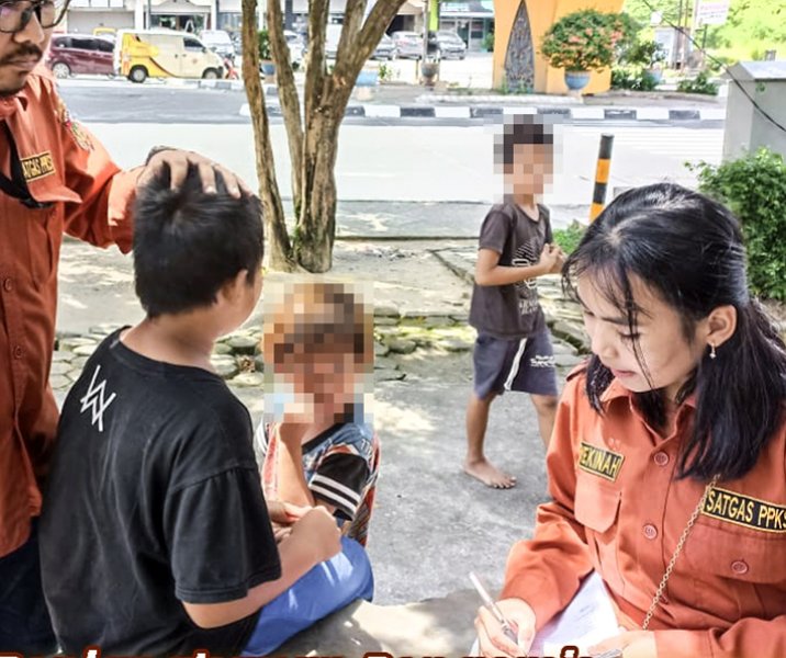 Petugas PPKS Dinsos Pekanbaru saat mendapat pengemis anak-anak di simpang Flyover Harapan Raya pada 2 Desember 2022. Foto: Istimewa.