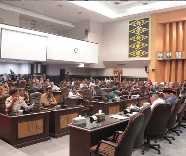 Rapat Komisi I DPRD, Pemko Pekanbaru, dan warga saat membahas tempat hiburan malam Joker Poker, Selasa (13/12/2022). Foto: Istimewa.
