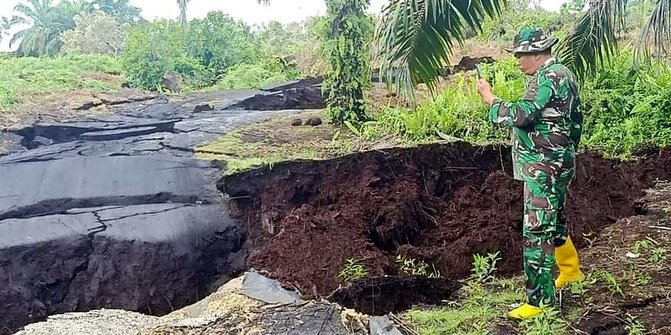 Jalan yang amblas karena abrasi