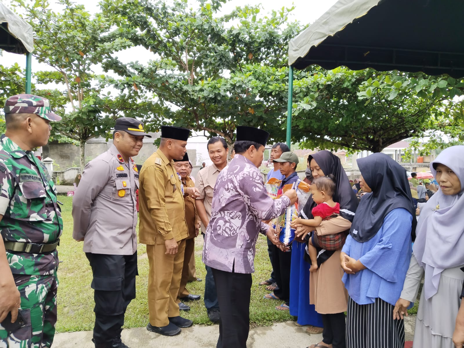 Bupati Sukiman tinjau pasar murah