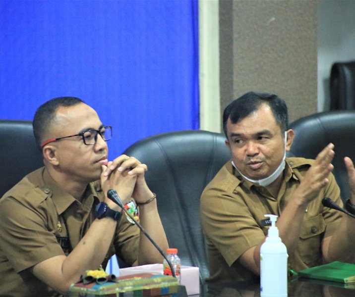 Kepala Diskominfotiksan Pekanbaru Tri Sepnasaputra bersama Kabid PIKP Dedi Damhudi. Foto: Istimewa.