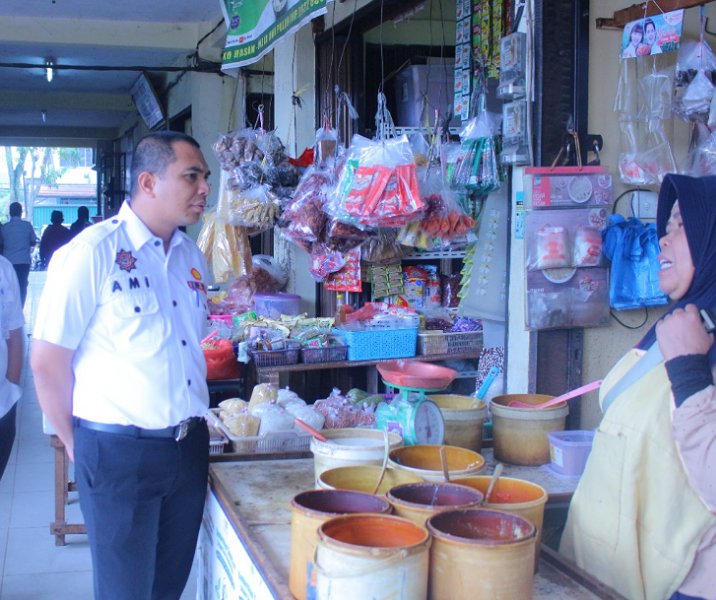 Kepala Disperindag Pekanbaru Zulhelmi Arifin saat berbincang dengan pedagang Pasar Limapuluh beberapa hari lalu. Foto: Istimewa.