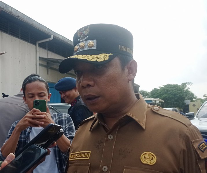 Pj Wali Kota Pekanbaru Muflihun usai meninjau cadangan berasa di gudang Bulog jelang pergantian tahun. Foto: Surya/Riau1.