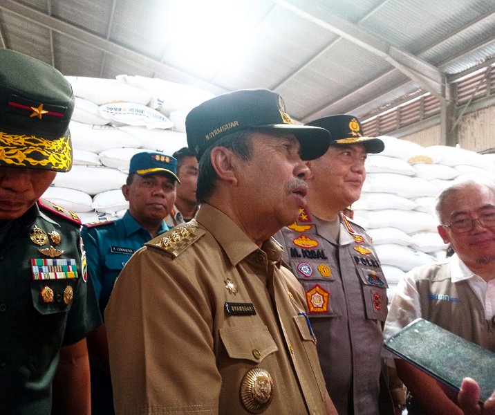 Gubri Syamsuar bersama Forkopimda usai memantau stok beras di Gudang Bulog, Sabtu (24/12/2022). Foto: Surya/Riau1.