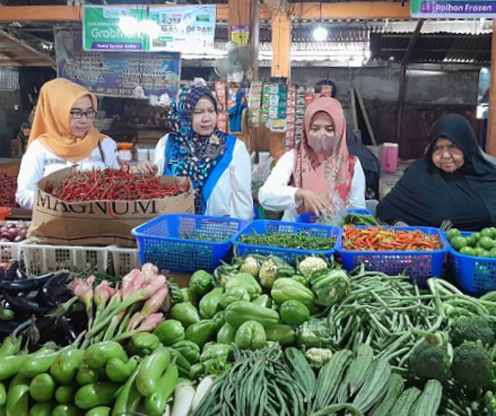 Tim Disketapang Pekanbaru memantau kenaikan harga di Pasar Limapuluh, Rabu (28/12/2022). Foto: Istimewa.