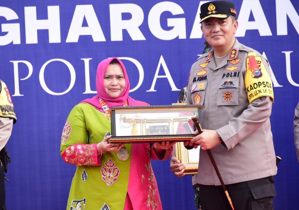 Bupati Kasmarni terima penghargaan dari Kapolda Riau, Irjen Pol M Iqbal