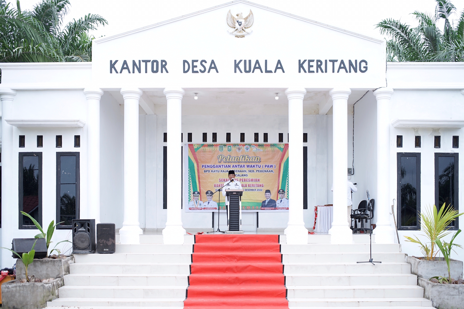 Bupati Inhil, HM Wardan saat peresmian kantor Kades Kuala Keritang