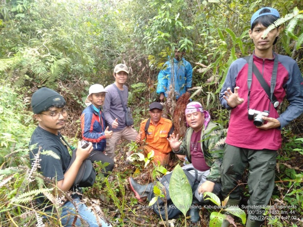 Evakuasi petugas yang dilakukan BKSDA Sumbar