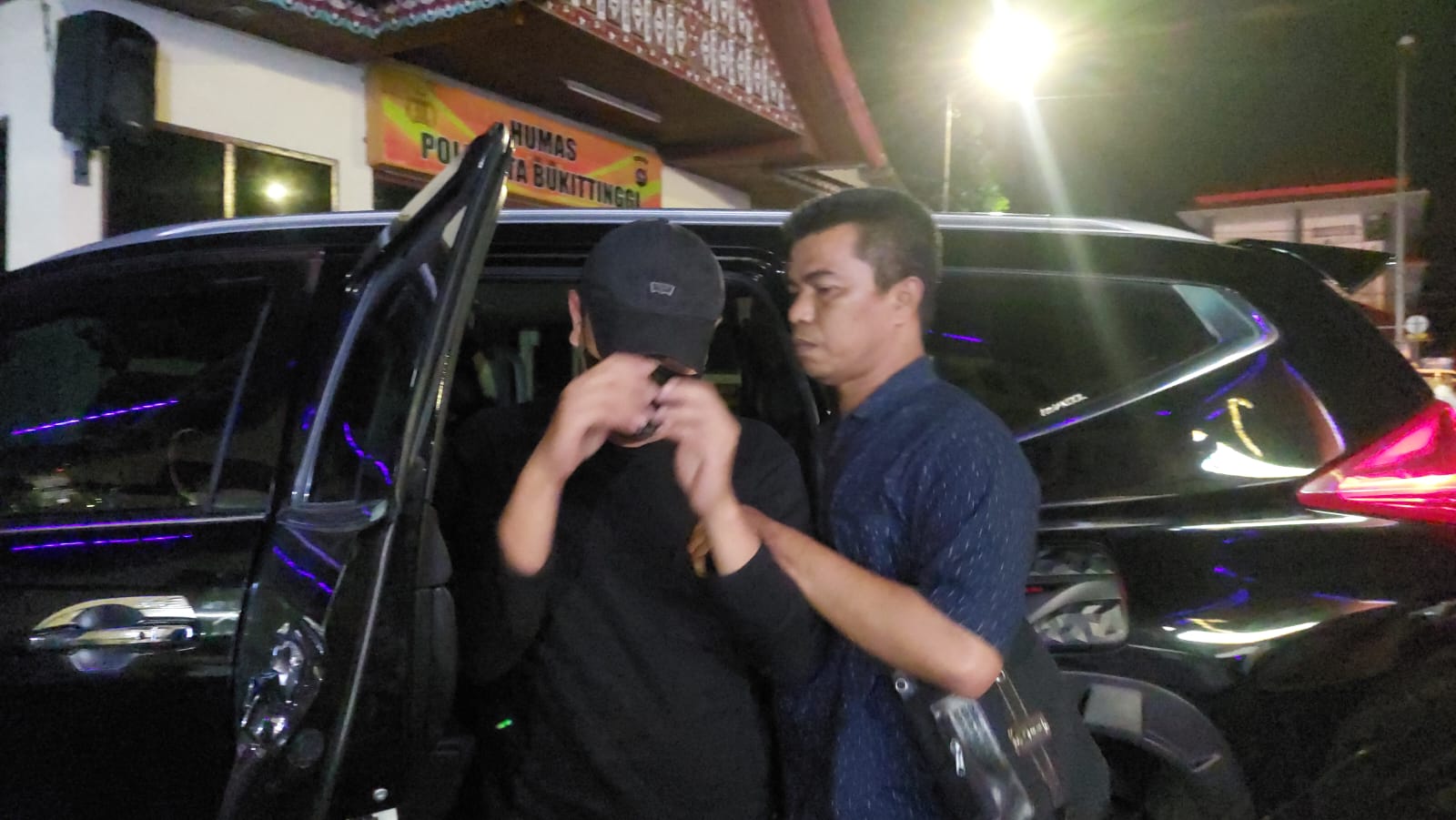Pelaku penggelapan sapi kurban di Bukittinggi (menggunakan topi) ditangkap polisi