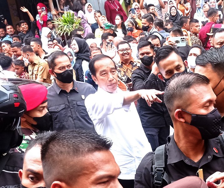 Presiden Jokowi saat menyapa warga di Pasar Bawah Pekanbaru, Rabu (4/1/2023). Foto: Surya/Riau1.
