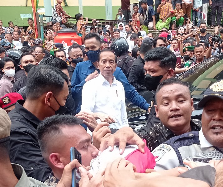 Presiden Jokowi saat menyapa warga dan memberikan cendera mata di Pasar Bawah Pekanbaru, Rabu (4/1/2023). Foto: Surya/Riau1.