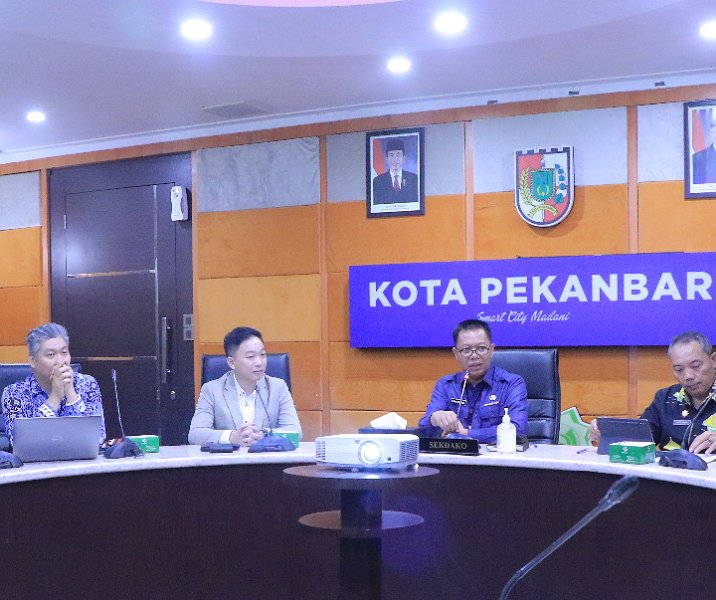 Pj Sekdako Pekanbaru Indra Pomi Nasution saat bertemu dengan utusan TOMRA, perusahaan asing daur ulang sampah, di ruang rapat Mal Pelayanan Publik (MPP), Kamis (5/1/2023). Foto: Istimewa.