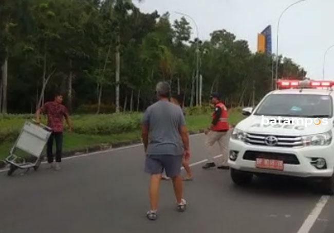 Tangkapan layar WNA dorong troli ke luar bandara Hang Nadim