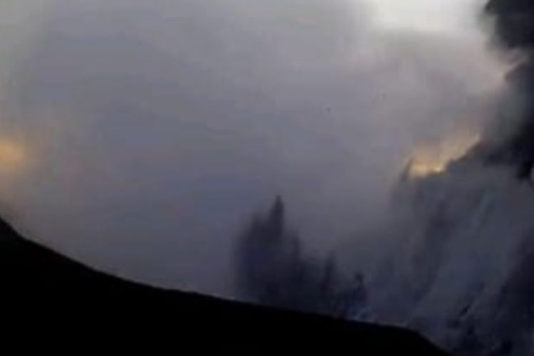 Gunung Marapi saat erupsi akhir pekan ini