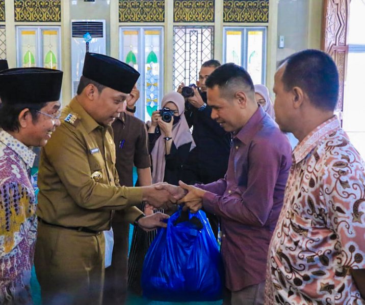 Pj Wali Kota Pekanbaru Muflihun saat menyalurkan zakat kepada mustahik di Masjid Agung Ar Rahman, Senin (9/1/2023). Foto: Istimewa.