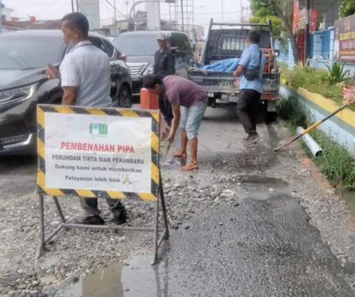 Pekerja dari PDAM Tirta Siak Pekanbaru di Jalan Teratai pada 10 Januari 2023. Foto: Istimewa.