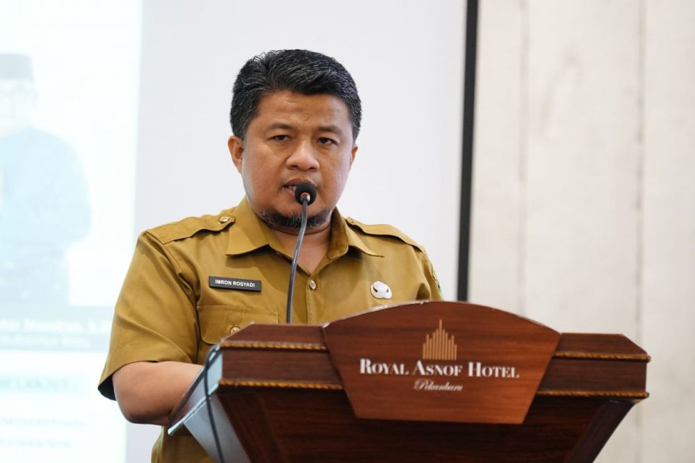 Kepala Dinas Tenaga Kerja Provinsi Riau Imron Rosidi
