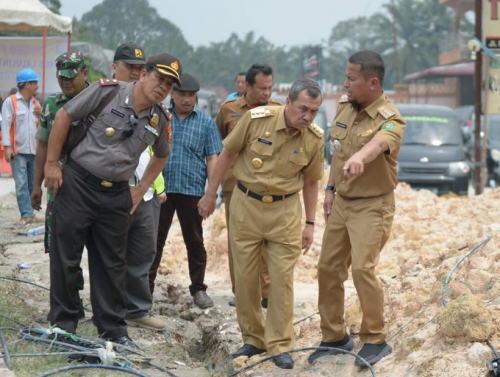 Gubri Syamauar tinjau kerusakan jalan