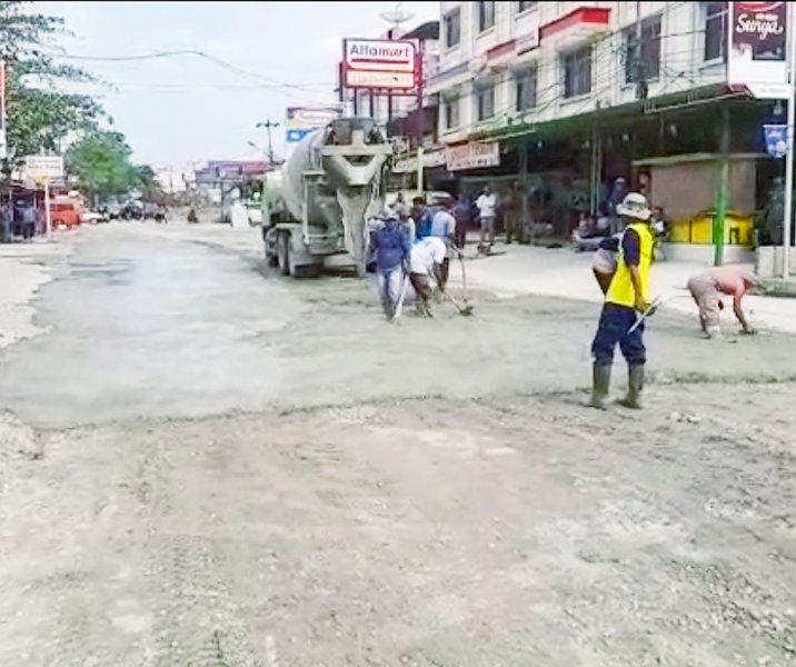 Jalan Darma Bakti telah dicor Dinas PUPR Pekanbaru, Senin (16/1/2023). Foto: Istimewa.