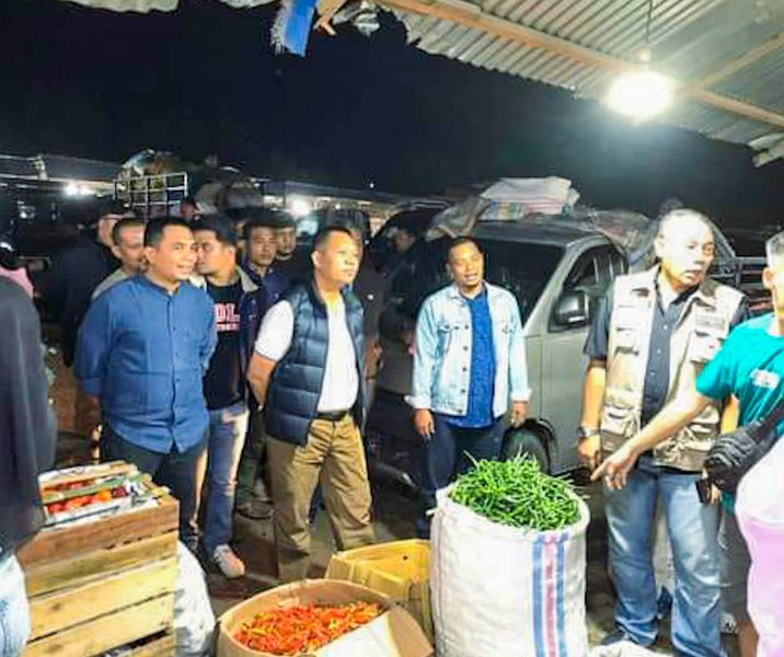 Pj Sekdako Pekanbaru Indra Pomi Nasution saat memantau langsung harga bahan pokok kepada pedagang di pasar induk sementara, Senin (16/1/2023). Foto: Istimewa.