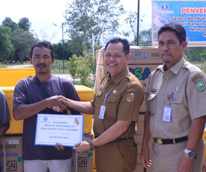 Kepala Distankan Pekanbaru M Firdaus menyerahkan bantuan BI Riau kepada perwakilan anggota KUB nelayan disaksikan Kepala DKP Riau Herman Mahmud di Kawasan Ekowisata Pulau Semut, Rumbai Timur, Selasa (17/1/2023). Foto: Istimewa.