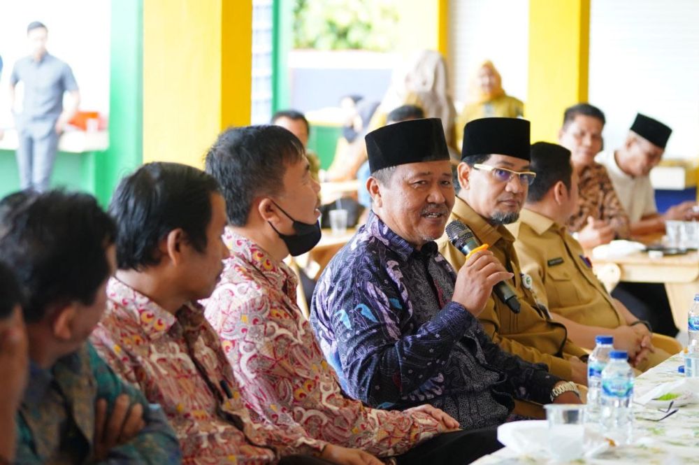 Ketua Forum Kerukunan Umat Beragama (FKUB) Provinsi Riau KH. Abd Rahman Qoharuddin (Tengah)