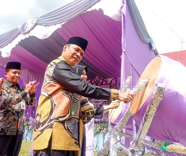 Pj Wali Kota Pekanbaru Muflihun saat memukul beduk tanda dibukanya MTQ Kecamatan Rumbai Barat, Kamis (19/1/2023). Foto: Surya/Riau1.