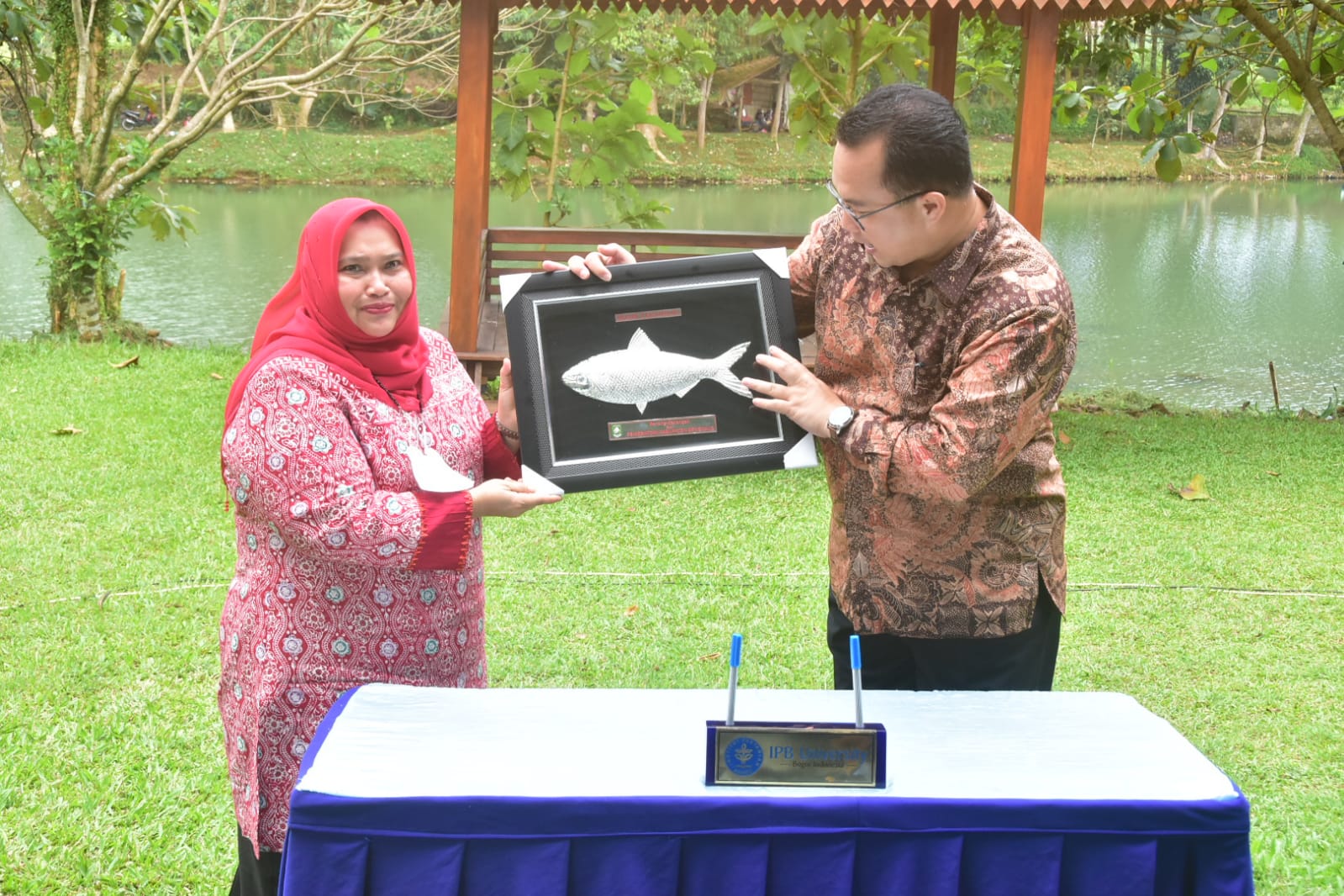 Bupati Bengkalis, Kasmarni bersama Rektor IPB Arif Satria