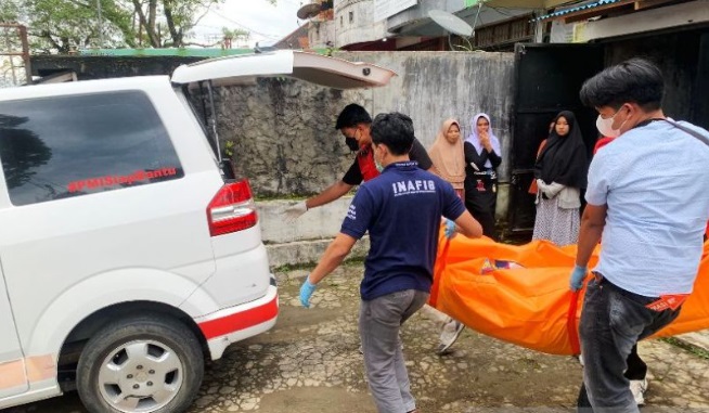 Petugas evakuasi mayat yang ditemukan