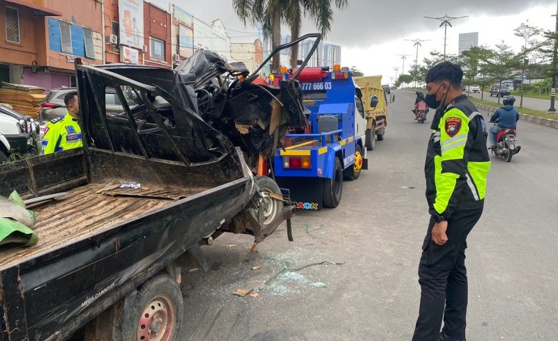 Usai kecelakaan yang melibatkan truk dan pickup di Jalan Laksamana Bintan