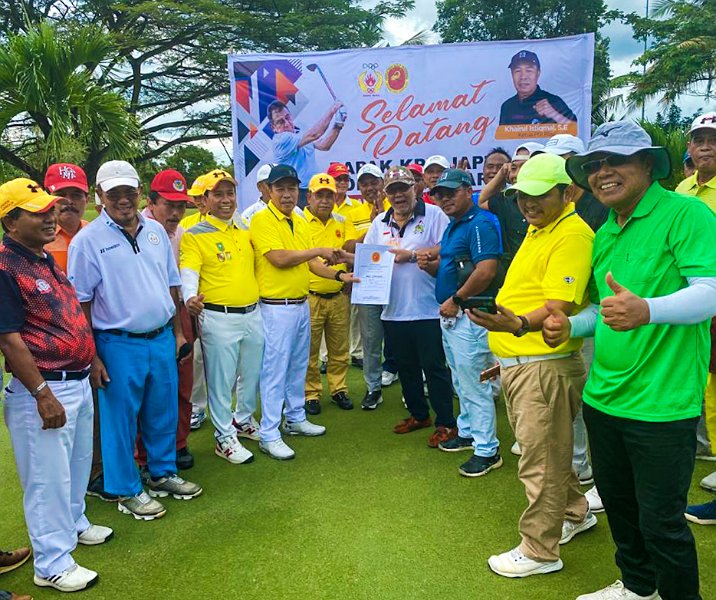 Tim Sukses Japto dari PGI Pusat Harry Rambey (kiri celana biru muda) menyaksikan pemberian dukungan PGI Riau kepada utusan panitia nasional Anto Rahman di lapangan golf Hotel Labersa, Jumat (20/1/2023). Foto: Istimewa.