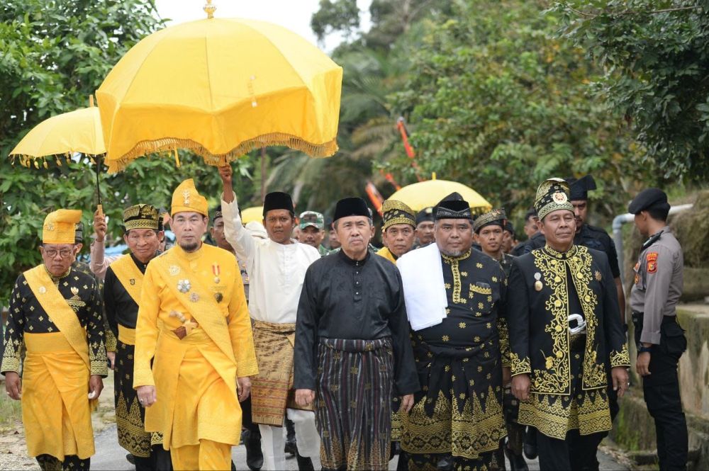 Gubri Syamsuar saat tiba di acara Peringatan Penobatan Yang Dipertuan Agung Raja ke-XII Rantau Kampar Kiri