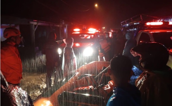 Evakuasi korban banjir Batu Busuak Padang
