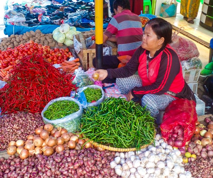 Pedagang cabai dan bawang di salah satu pasar di Pekanbaru, Selasa (24/1/2023). Foto: Istimewa.