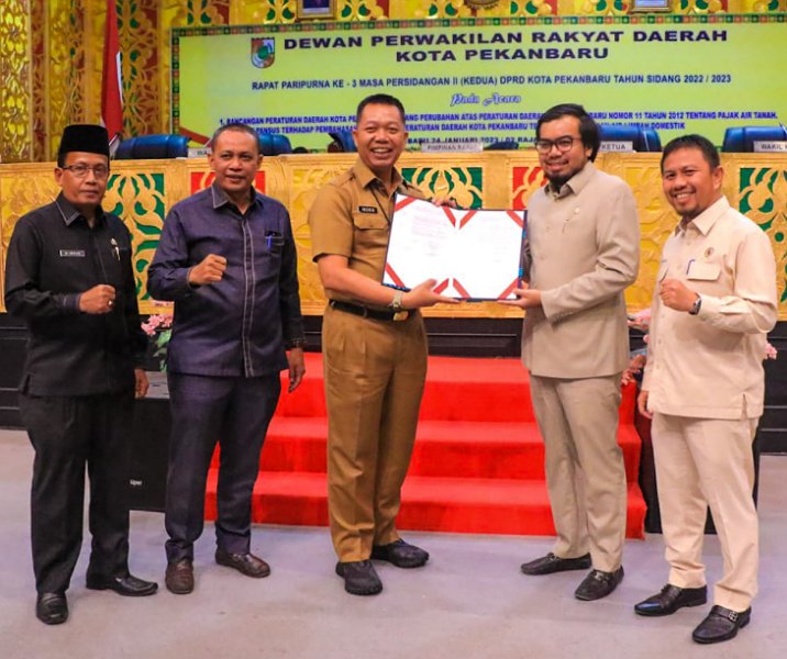 Pj Sekdako Pekanbaru Indra Pomi Nasution bersama pimpinan DPRD foto bersama usai penandatanganan dokumen Perda Pengelolaan Air Limbah Domestik, Selasa (24/1/2023). Foto: Istimewa.