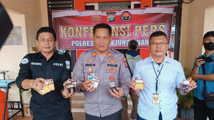 Polisi perlihatkan barang curian/Foto: Tribun Batam