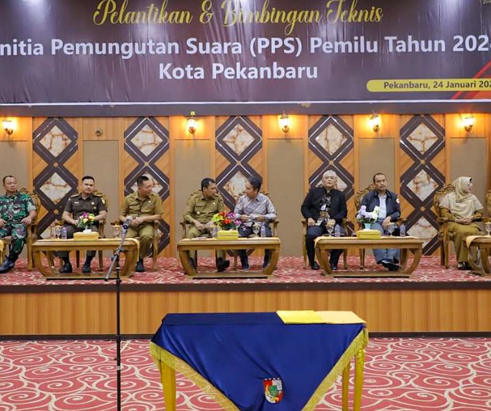 Pj Wali Kota Pekanbaru Muflihun (tengah) berbincang dengan Ketua KPU Anton Merciyanto saat acara pelantikan PPS di Kompleks Perkantoran Tenayan Raya, Selasa (24/1/2023). Foto: Istimewa.