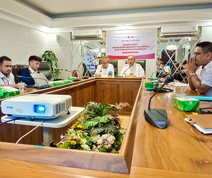 Asisten I Setdako Pekanbaru Syoffaizal bersama jajaran BPS menyusun draf MoU Satu Data Indonesia di MPP, Rabu (25/1/2023). Foto: Istimewa.